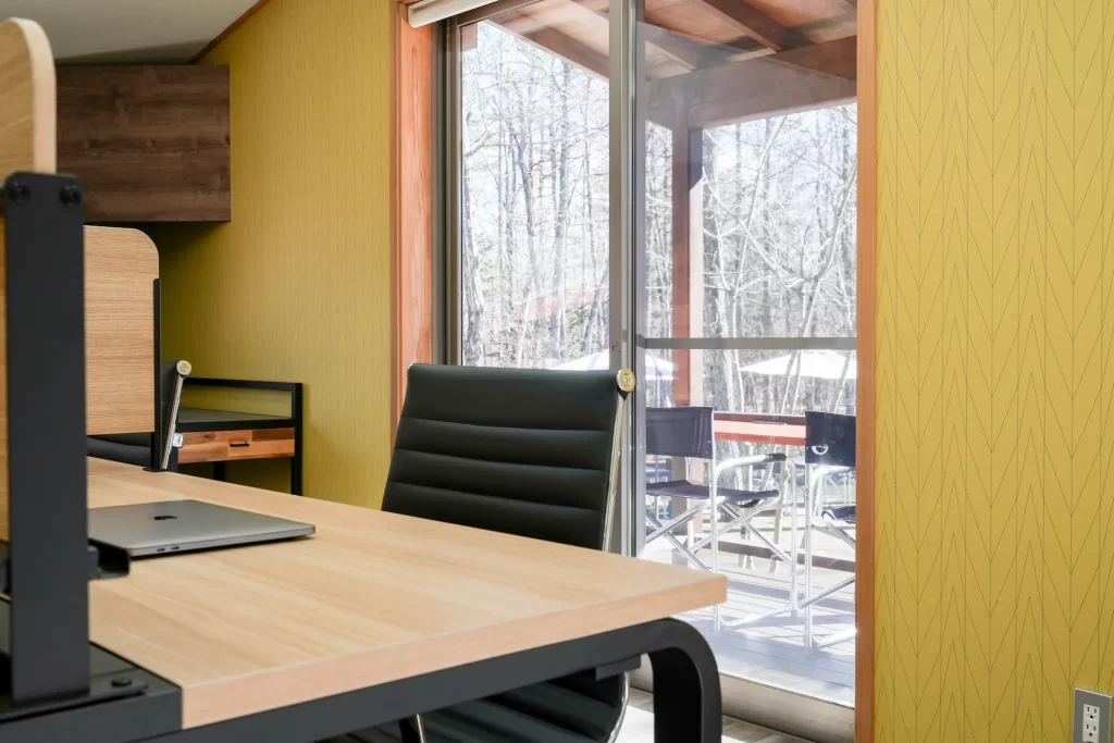 北軽井沢・嬬恋村のコワーキングスペース（ピギーズコワーキング）のデスク