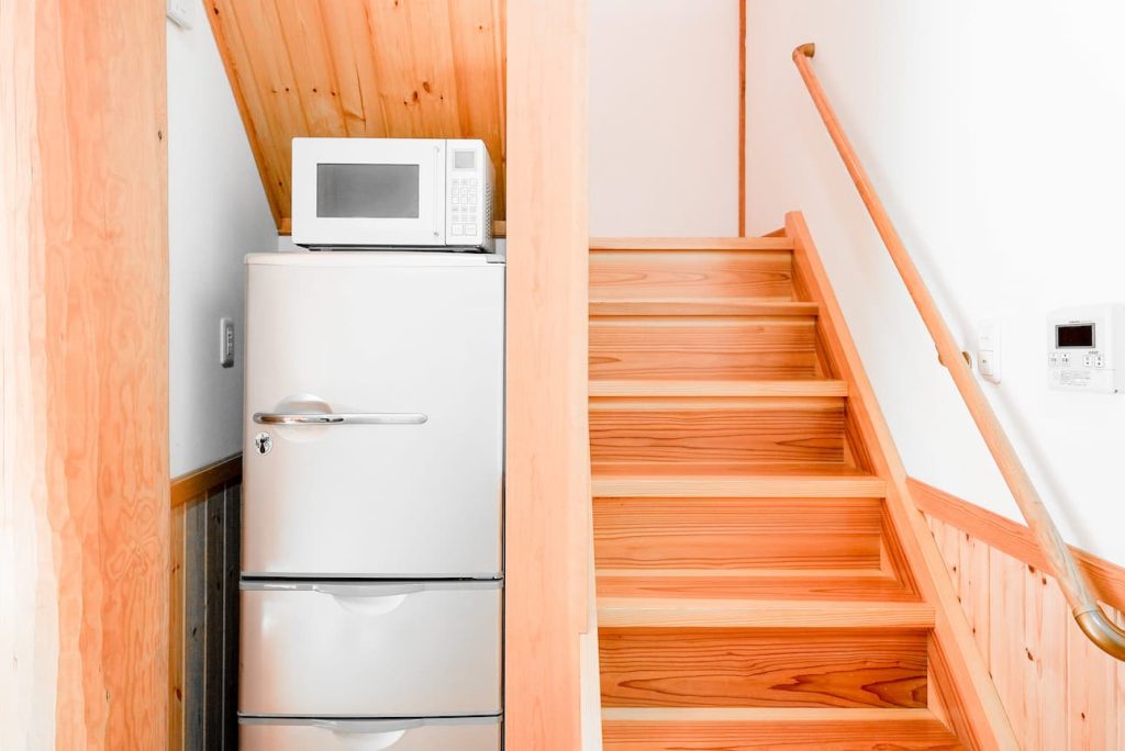 北軽井沢・嬬恋村のワーケーション施設Piggies TNGのキッチンにある冷蔵庫