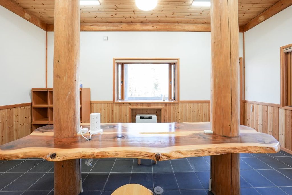 群馬北軽井沢・嬬恋村ワーケーション宿泊施設PiggiesTNGの会議室デスク