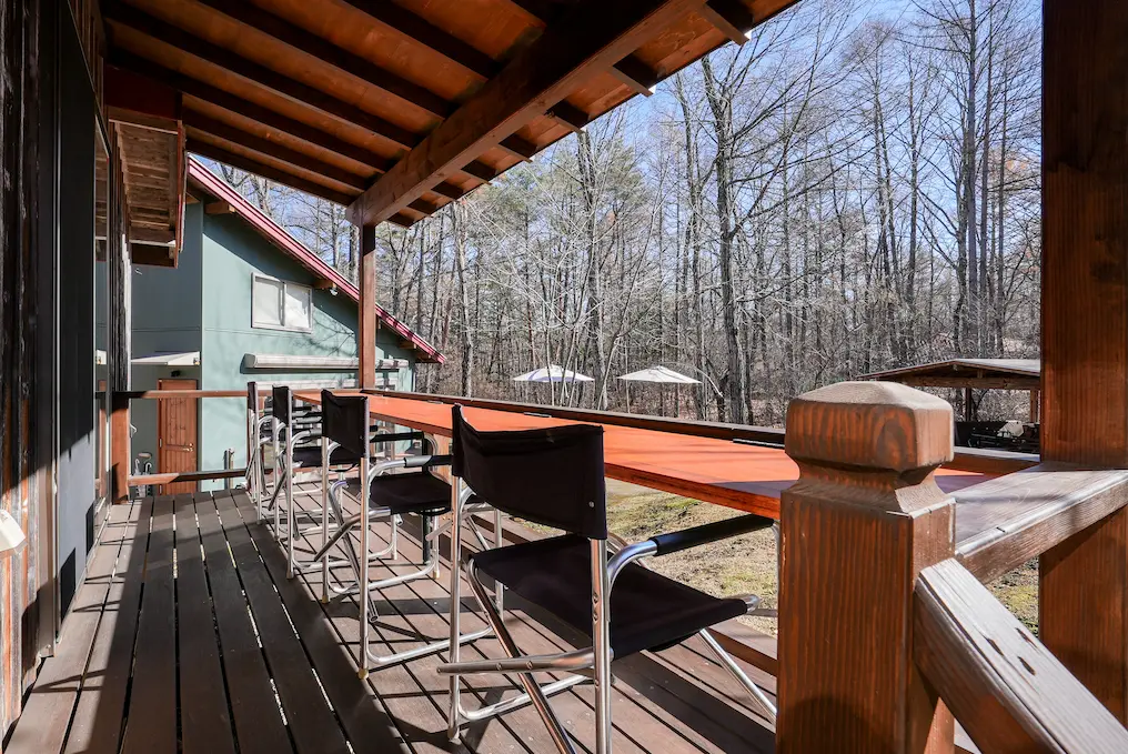 北軽井沢・嬬恋村のコワーキングスペース（ピギーズコワーキング）のテラス席