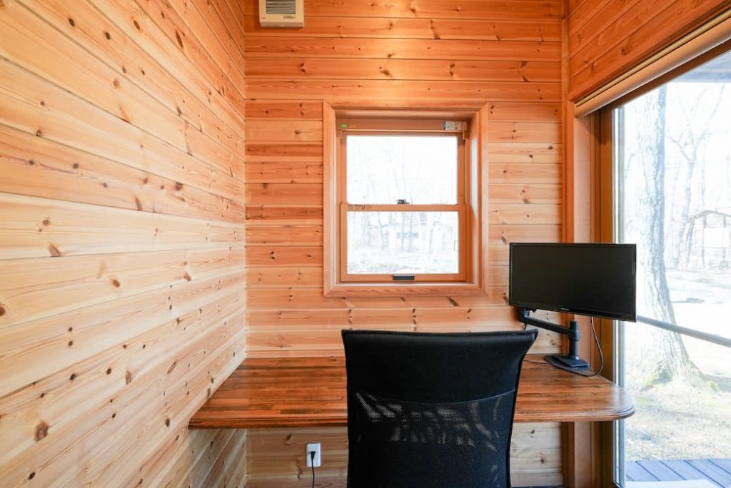 群馬北軽井沢・嬬恋村貸別荘PiggiesTNGワーキングスペースの窓辺のデスクと椅子