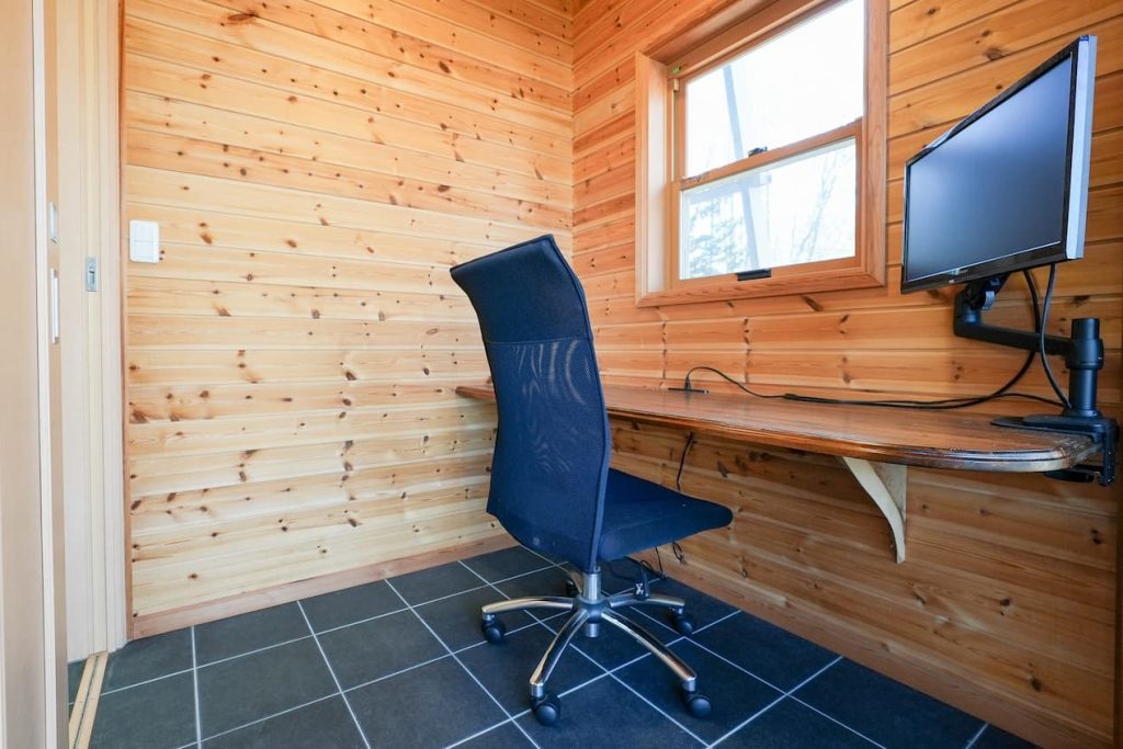 群馬北軽井沢・嬬恋村貸別荘PiggiesTNGワーキングスペースの椅子